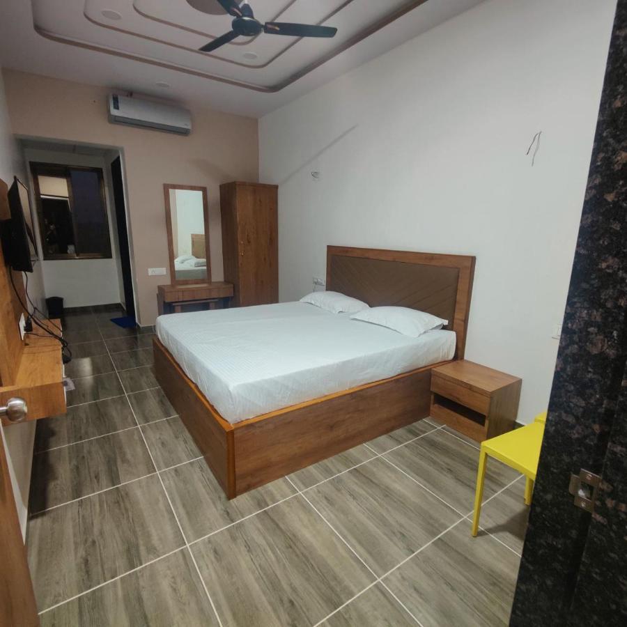 Hotel Nilkanth Navsari Bagian luar foto
