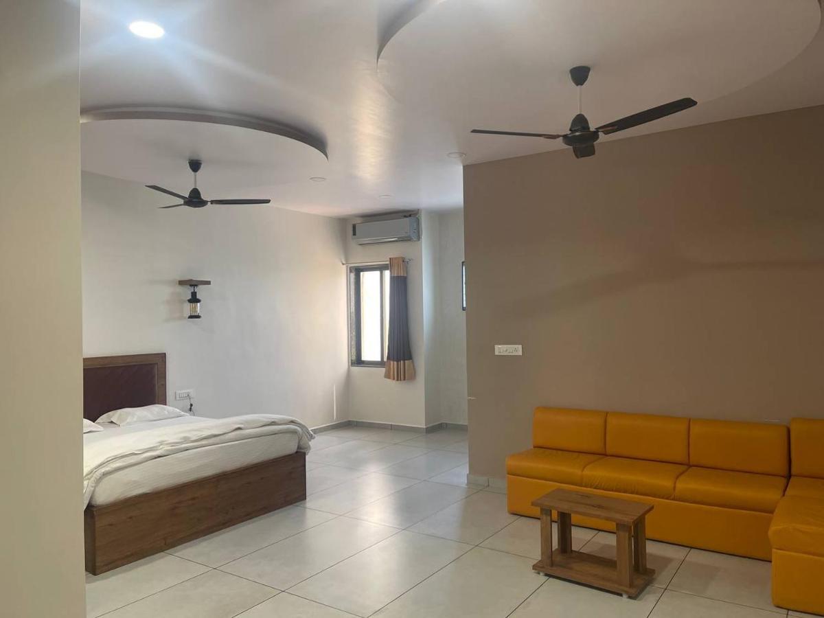 Hotel Nilkanth Navsari Bagian luar foto