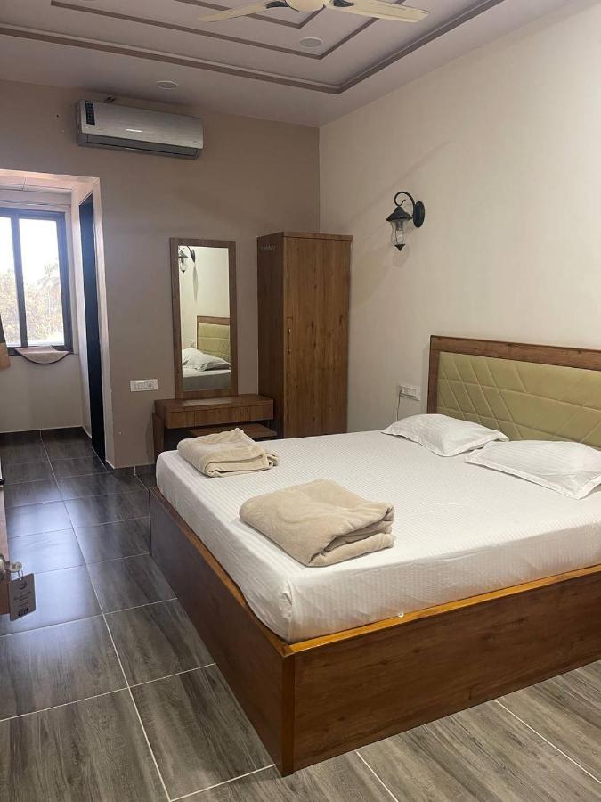 Hotel Nilkanth Navsari Bagian luar foto