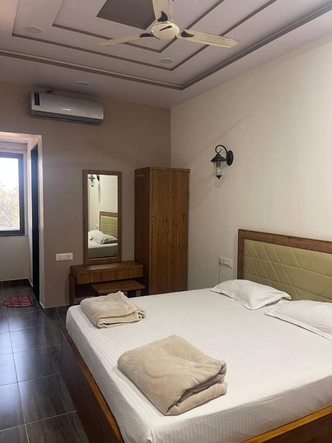 Hotel Nilkanth Navsari Bagian luar foto