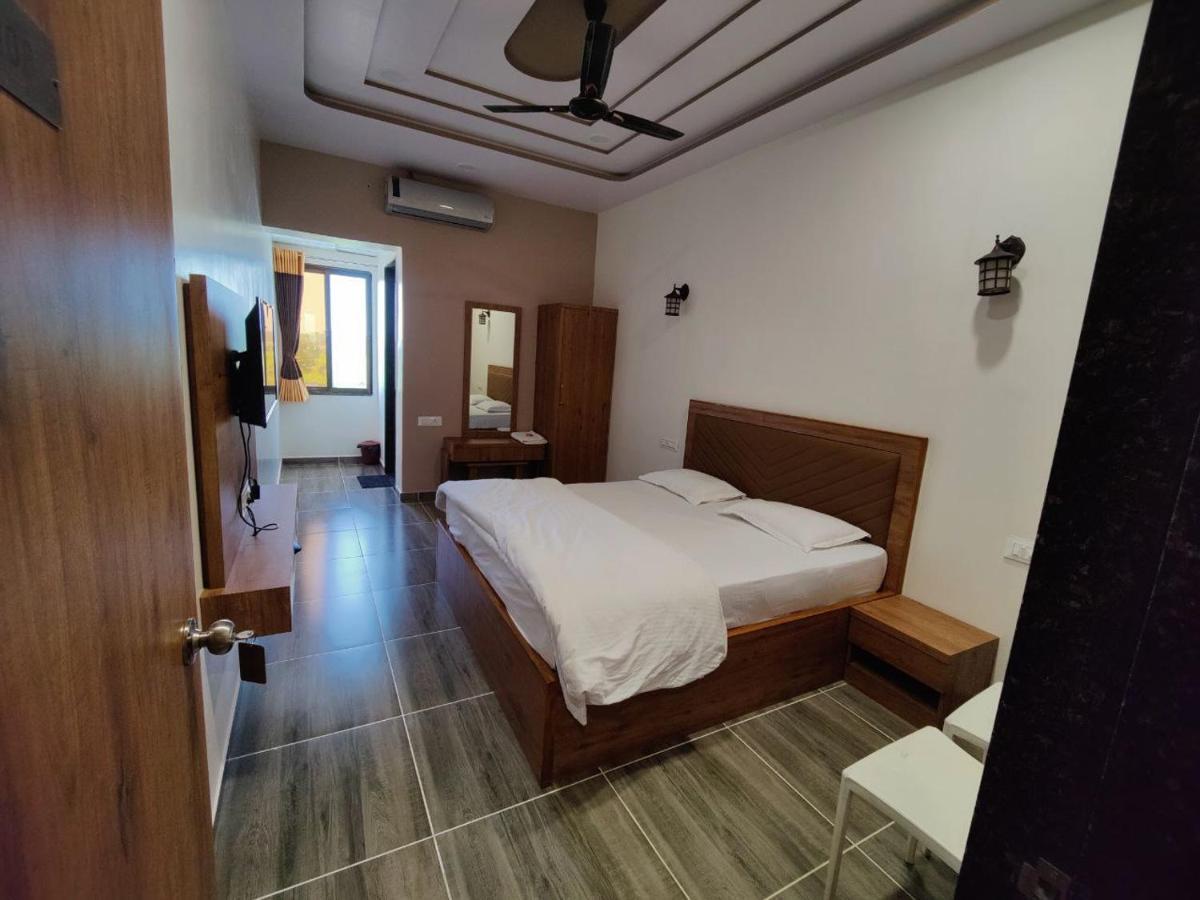 Hotel Nilkanth Navsari Bagian luar foto