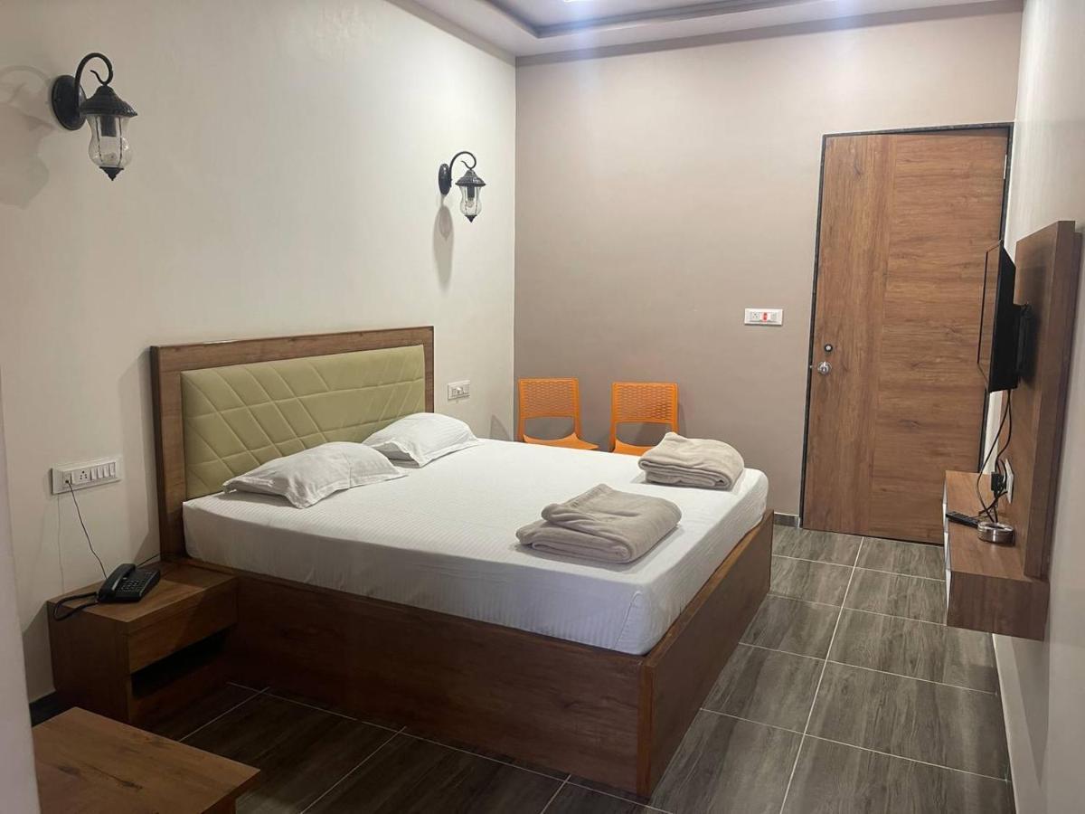 Hotel Nilkanth Navsari Bagian luar foto