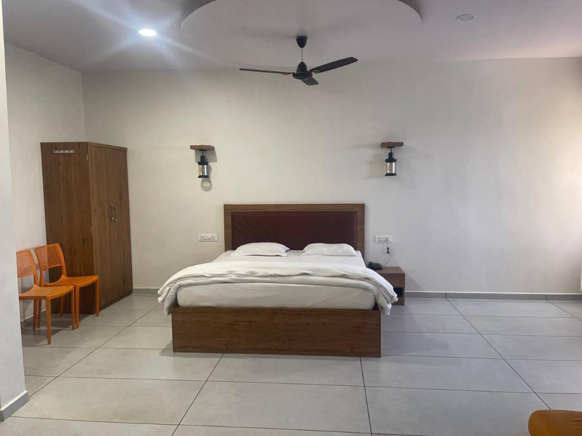 Hotel Nilkanth Navsari Bagian luar foto