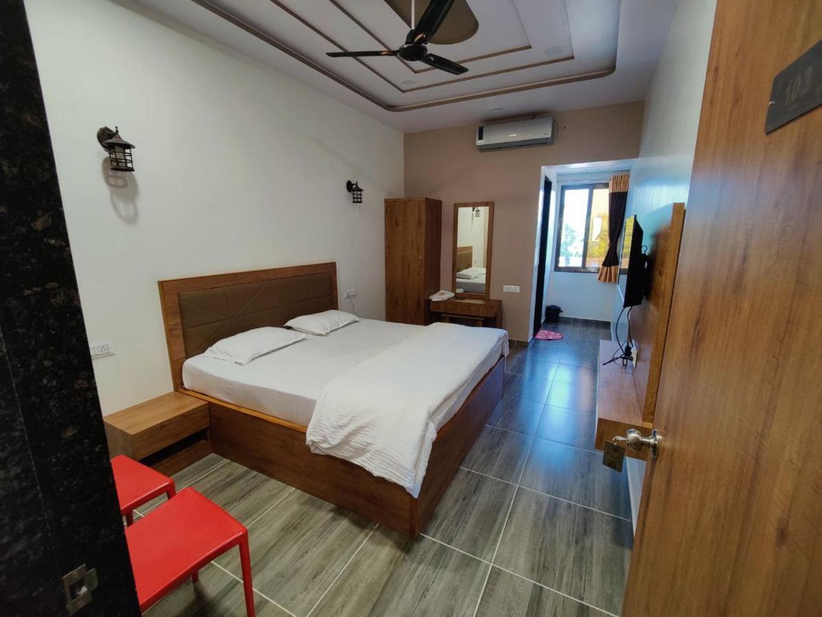 Hotel Nilkanth Navsari Bagian luar foto