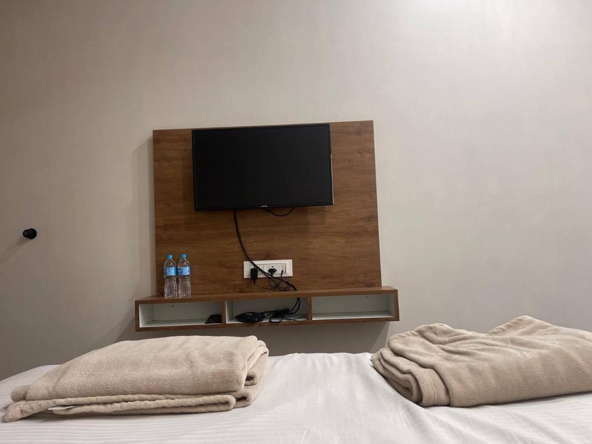Hotel Nilkanth Navsari Bagian luar foto