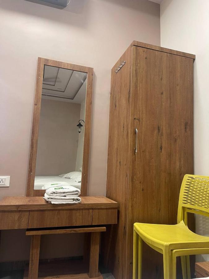 Hotel Nilkanth Navsari Bagian luar foto