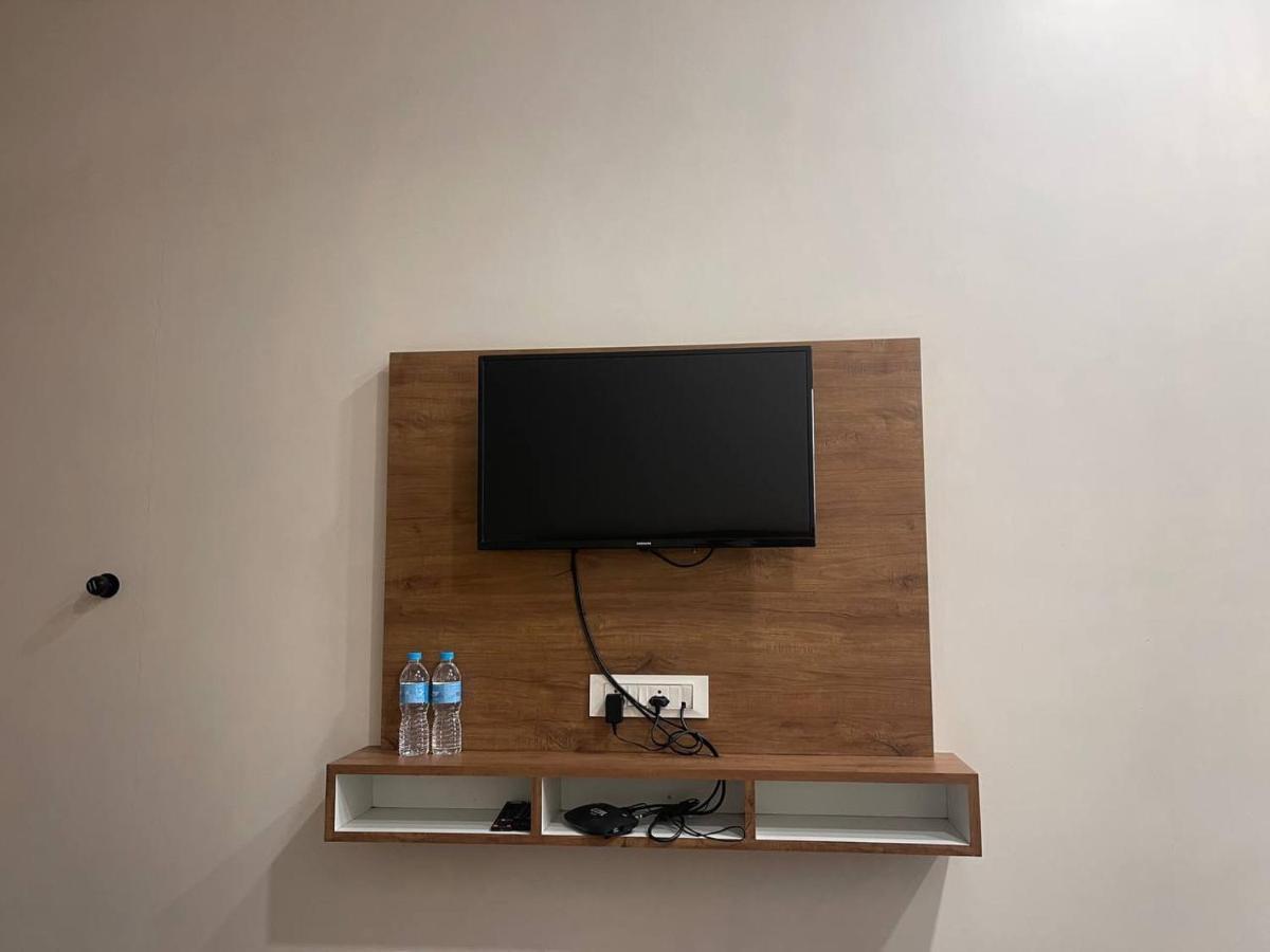 Hotel Nilkanth Navsari Bagian luar foto