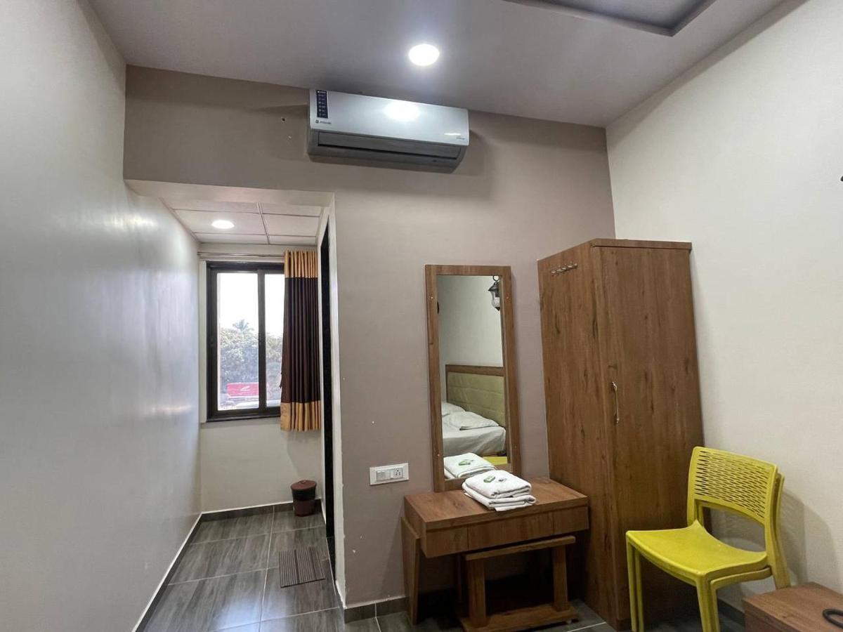 Hotel Nilkanth Navsari Bagian luar foto