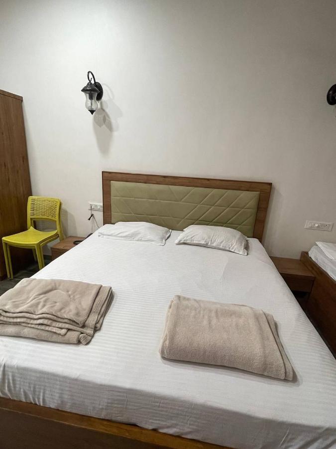 Hotel Nilkanth Navsari Bagian luar foto