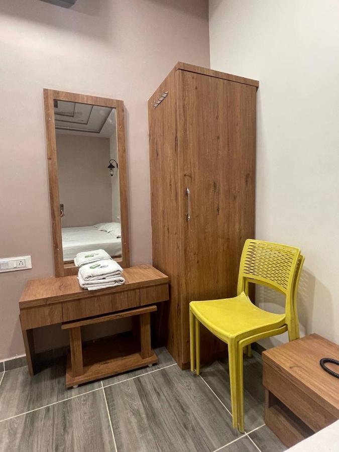 Hotel Nilkanth Navsari Bagian luar foto