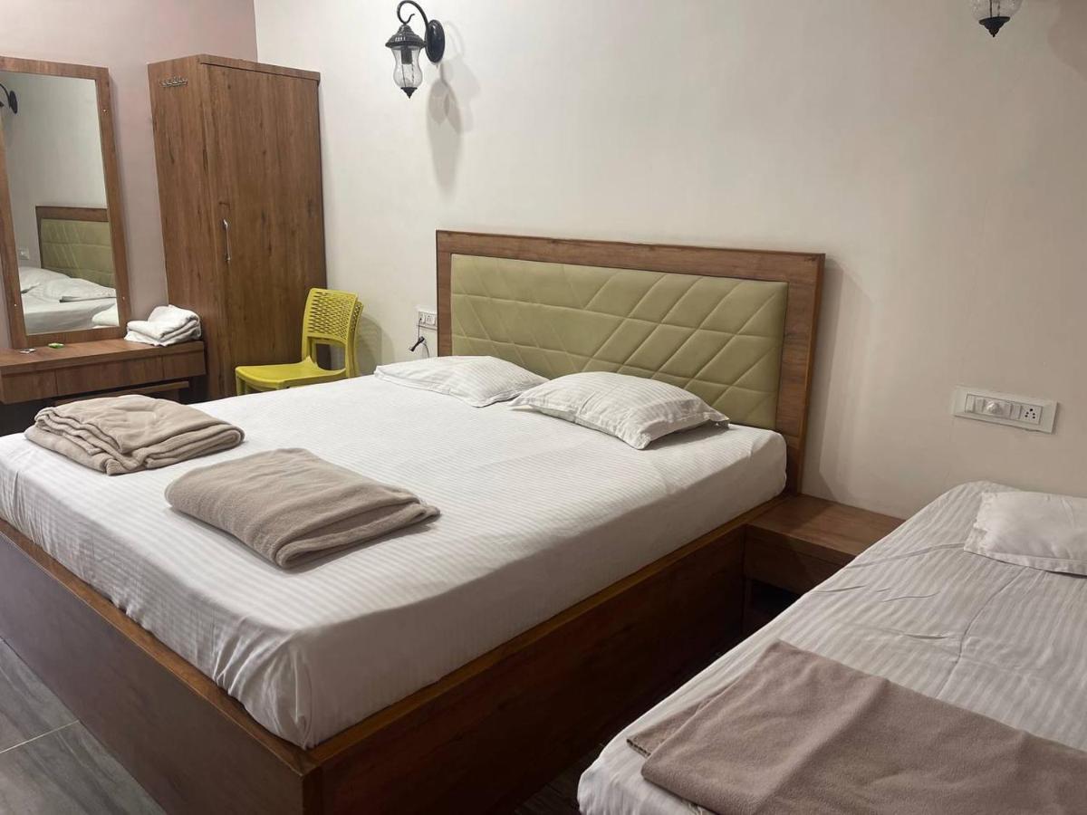 Hotel Nilkanth Navsari Bagian luar foto