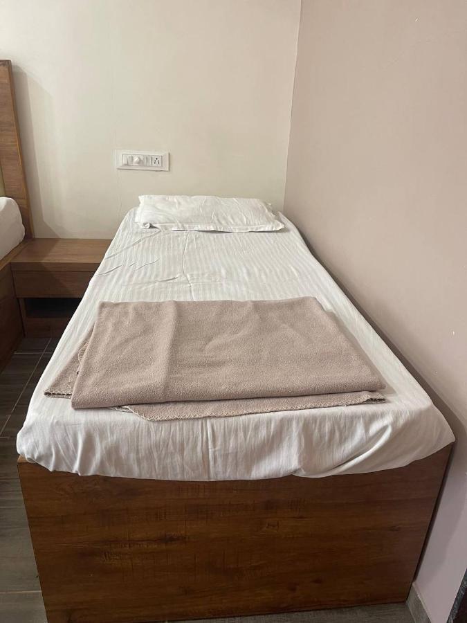 Hotel Nilkanth Navsari Bagian luar foto