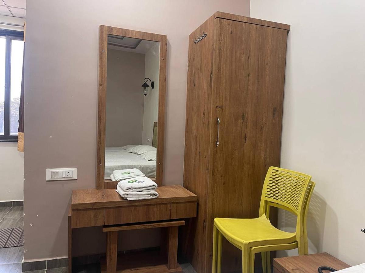 Hotel Nilkanth Navsari Bagian luar foto