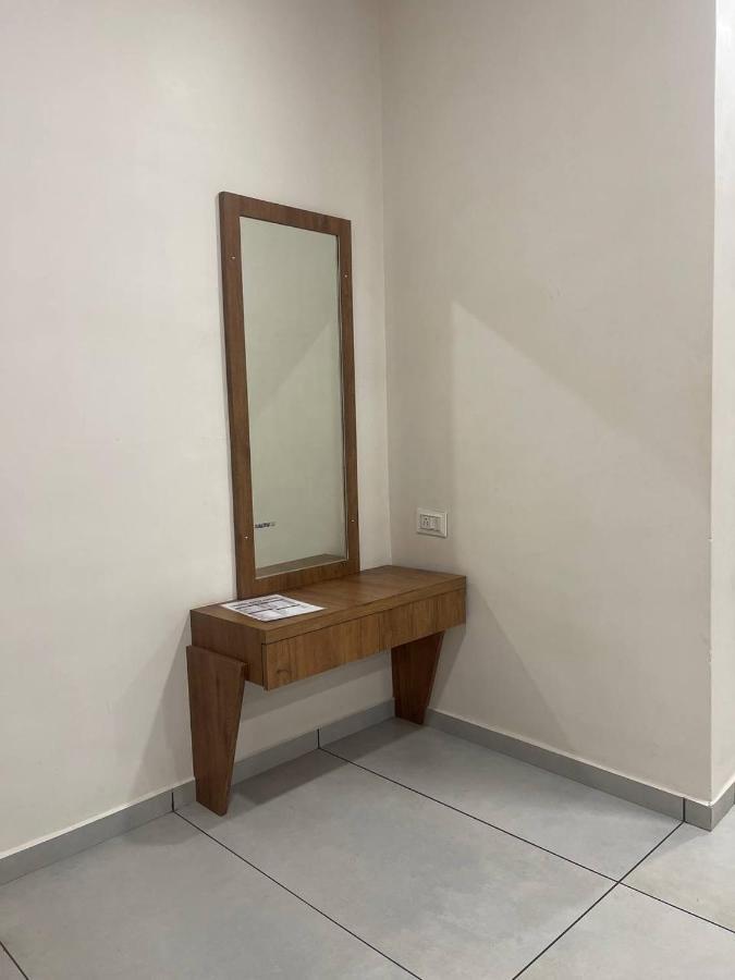Hotel Nilkanth Navsari Bagian luar foto