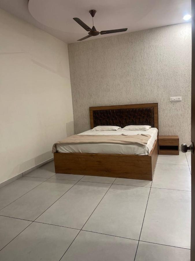 Hotel Nilkanth Navsari Bagian luar foto