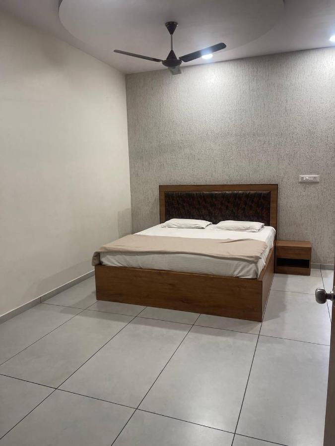 Hotel Nilkanth Navsari Bagian luar foto