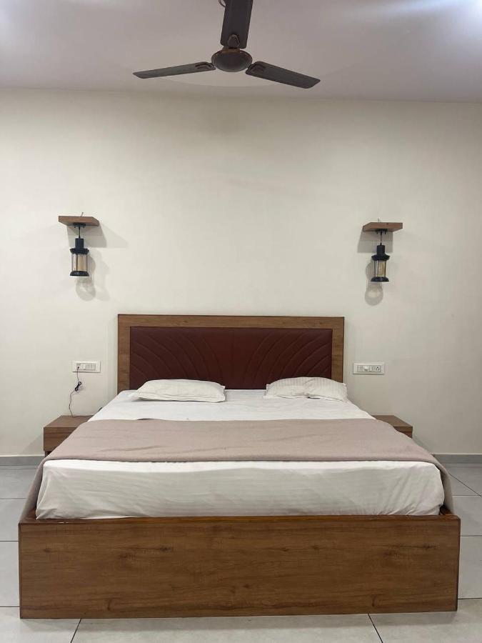 Hotel Nilkanth Navsari Bagian luar foto