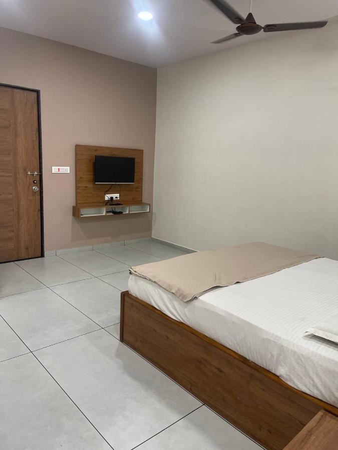 Hotel Nilkanth Navsari Bagian luar foto