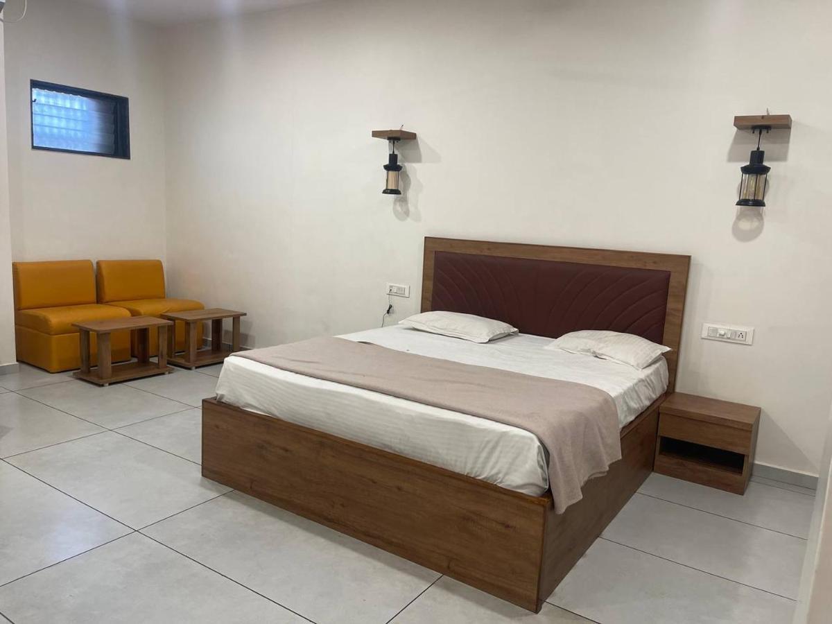 Hotel Nilkanth Navsari Bagian luar foto